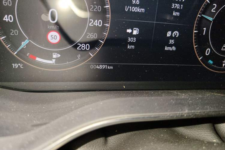 Used Jaguar XFL 2025 Model—2.0T P250, Two-Wheel Drive, Premium Luxury Edition Odometer Close Up