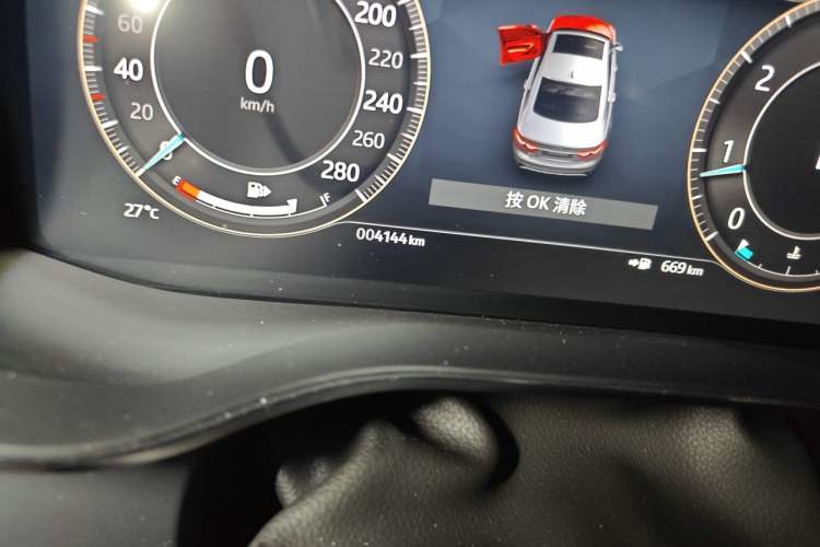 Used Jaguar XFL 2025 Model—2.0T P250, Two-Wheel Drive, Premium Luxury Edition Odometer Close Up
