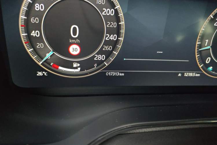 Used Jaguar XFL 2025 Model—2.0T P250, Two-Wheel Drive, Premium Luxury Edition Odometer Close Up