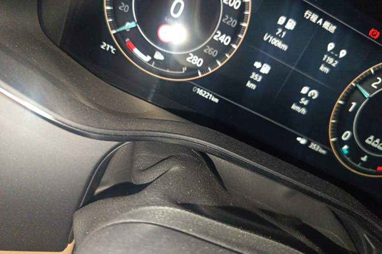 Used Jaguar XFL 2025 Model—2.0T P250, Two-Wheel Drive, Premium Luxury Edition Odometer Close Up