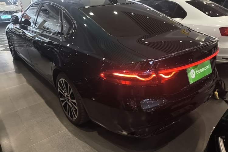 Used Jaguar XFL 2025 Model—2.0T P250, Two-Wheel Drive, Premium Luxury Edition Rear Left 45 Deg
