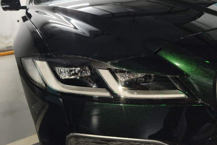 Used Jaguar XFL 2025 Model—2.0T P250, Two-Wheel Drive, Premium Luxury Edition Right Front Headlight