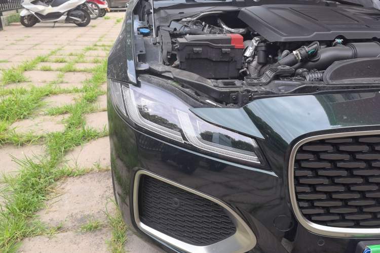 Used Jaguar XFL 2025 Model—2.0T P250, Two-Wheel Drive, Premium Luxury Edition Right Front Headlight