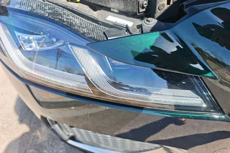 Used Jaguar XFL 2025 Model—2.0T P250, Two-Wheel Drive, Premium Luxury Edition Right Front Headlight