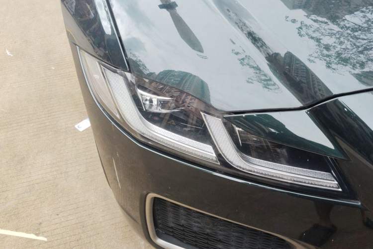 Used Jaguar XFL 2025 Model—2.0T P250, Two-Wheel Drive, Premium Luxury Edition Right Front Headlight