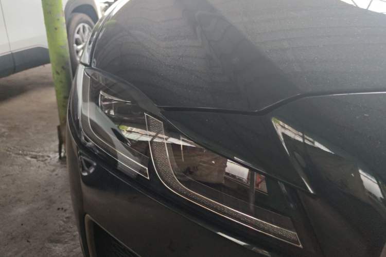 Used Jaguar XFL 2025 Model—2.0T P250, Two-Wheel Drive, Premium Luxury Edition Right Front Headlight