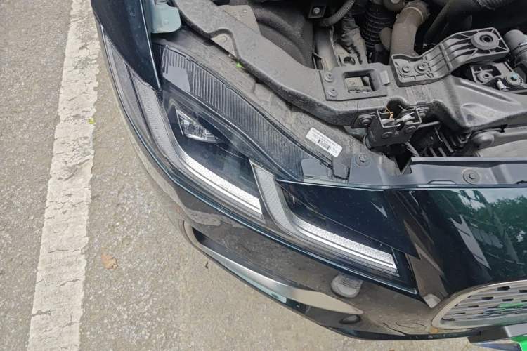 Used Jaguar XFL 2025 Model—2.0T P250, Two-Wheel Drive, Premium Luxury Edition Right Front Headlight