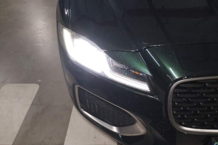 Used Jaguar XFL 2025 Model—2.0T P250, Two-Wheel Drive, Premium Luxury Edition Right Front Headlight