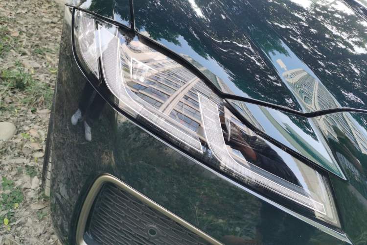 Used Jaguar XFL 2025 Model—2.0T P250, Two-Wheel Drive, Premium Luxury Edition Right Front Headlight