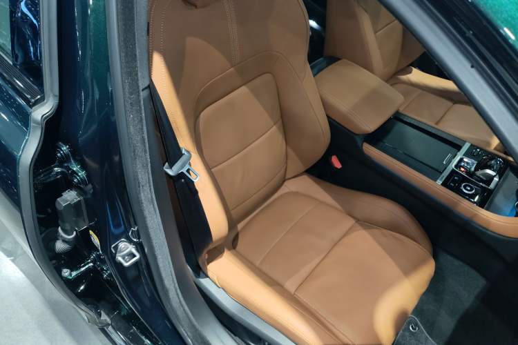 Used Jaguar XFL 2025 Model—2.0T P300, Four-Wheel Drive, 90th Anniversary Collector’s Edition Right Front Seat