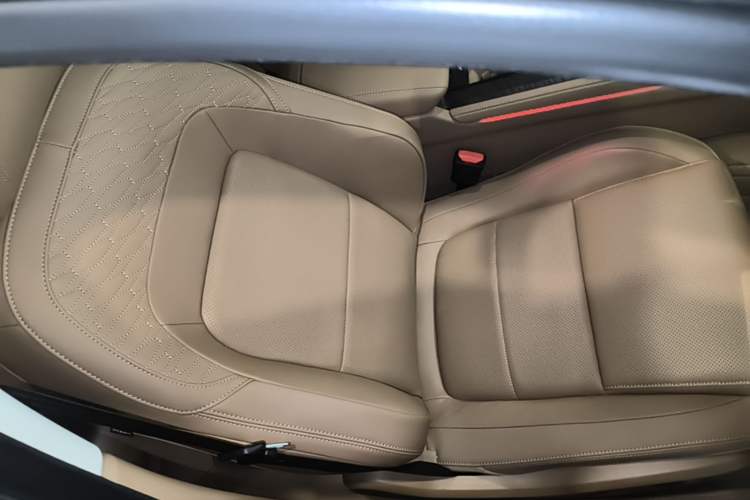 Used Jaguar XFL 2025 Model—2.0T P250, Two-Wheel Drive, Premium Luxury Edition Right Front Seat