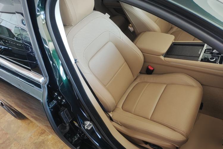 Used Jaguar XFL 2025 Model—2.0T P250, Two-Wheel Drive, Premium Luxury Edition Right Front Seat