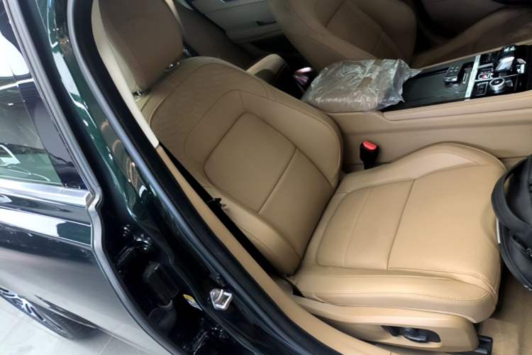 Used Jaguar XFL 2025 Model—2.0T P250, Two-Wheel Drive, Premium Luxury Edition Right Front Seat