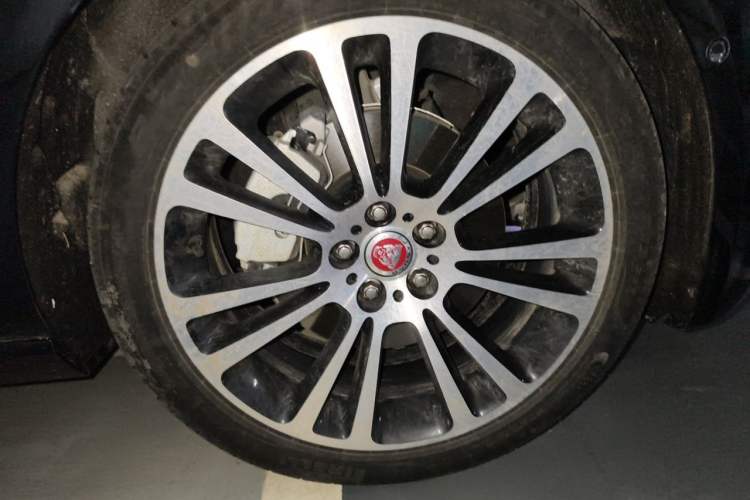 Used Jaguar XFL 2025 Model—2.0T P250, Two-Wheel Drive, Premium Luxury Edition Right Front Wheel Hub