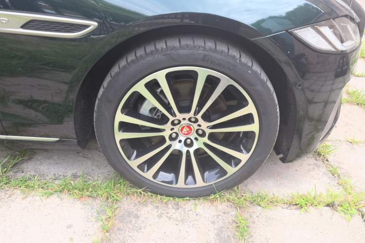 Used Jaguar XFL 2025 Model—2.0T P250, Two-Wheel Drive, Premium Luxury Edition Right Front Wheel Hub