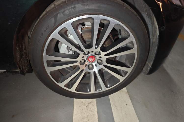 Used Jaguar XFL 2025 Model—2.0T P250, Two-Wheel Drive, Premium Luxury Edition Right Front Wheel Hub