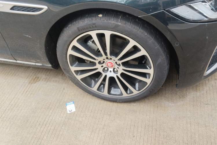 Used Jaguar XFL 2025 Model—2.0T P250, Two-Wheel Drive, Premium Luxury Edition Right Front Wheel Hub