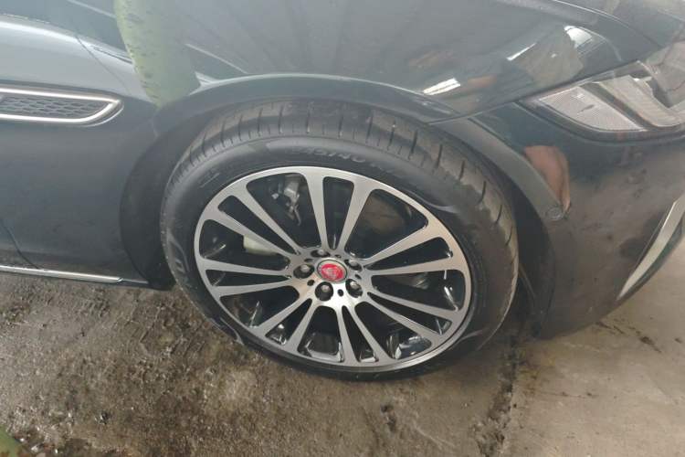Used Jaguar XFL 2025 Model—2.0T P250, Two-Wheel Drive, Premium Luxury Edition Right Front Wheel Hub