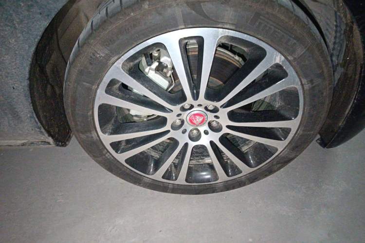 Used Jaguar XFL 2025 Model—2.0T P250, Two-Wheel Drive, Premium Luxury Edition Right Front Wheel Hub