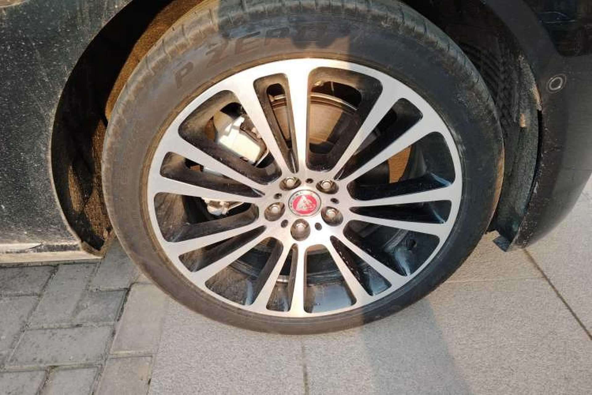 Used Jaguar XFL 2025 Model—2.0T P250, Two-Wheel Drive, Premium Luxury Edition Right Front Wheel Hub
