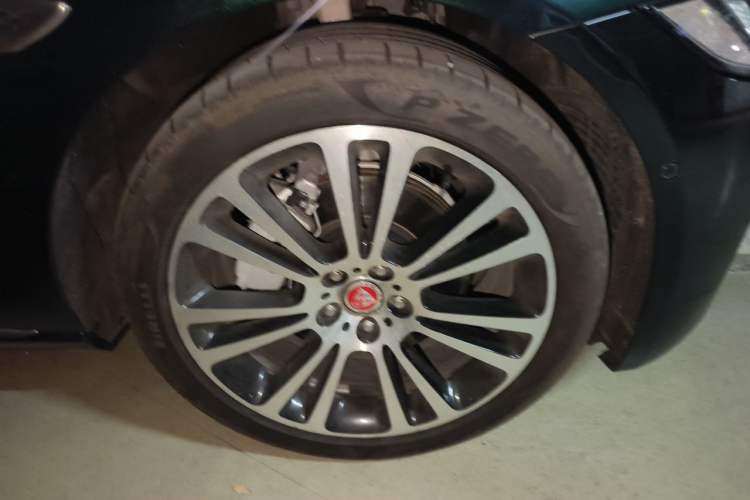 Used Jaguar XFL 2025 Model—2.0T P250, Two-Wheel Drive, Premium Luxury Edition Right Front Wheel Hub
