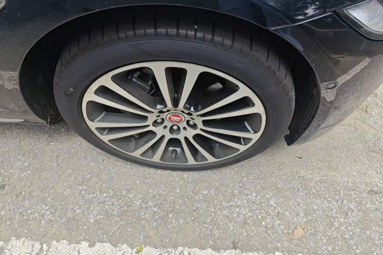 Used Jaguar XFL 2025 Model—2.0T P250, Two-Wheel Drive, Premium Luxury Edition Right Front Wheel Hub