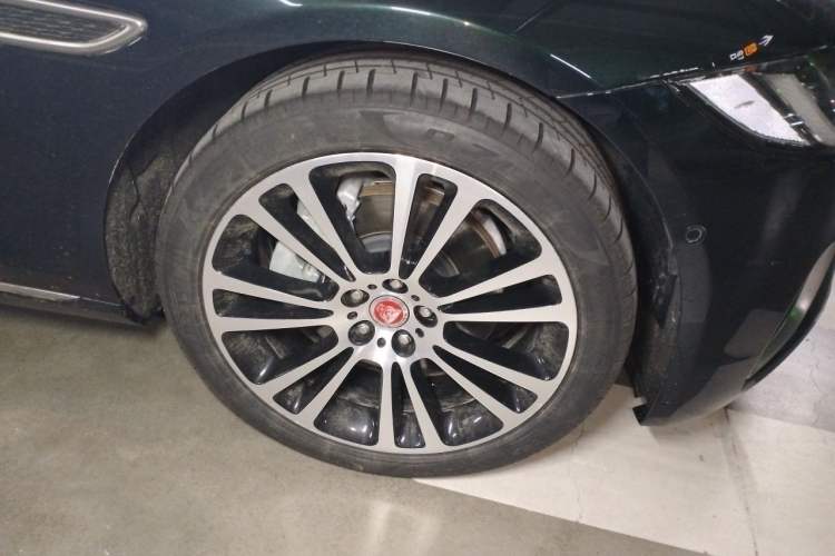 Used Jaguar XFL 2025 Model—2.0T P250, Two-Wheel Drive, Premium Luxury Edition Right Front Wheel Hub