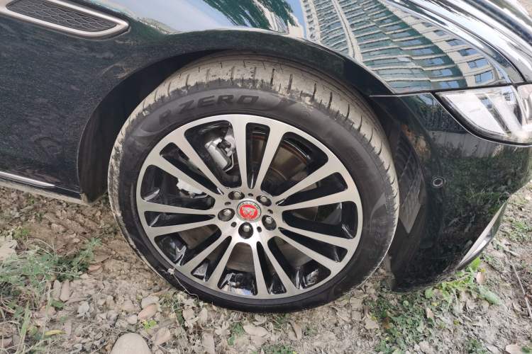 Used Jaguar XFL 2025 Model—2.0T P250, Two-Wheel Drive, Premium Luxury Edition Right Front Wheel Hub