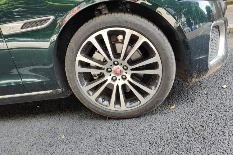 Used Jaguar XFL 2025 Model—2.0T P250, Two-Wheel Drive, Premium Luxury Edition Right Front Wheel Hub