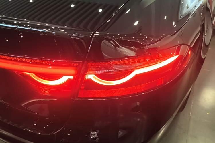 Used Jaguar XFL 2025 Model—2.0T P250, Two-Wheel Drive, Premium Luxury Edition Right Rear Taillight