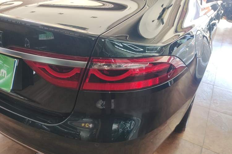 Used Jaguar XFL 2025 Model—2.0T P250, Two-Wheel Drive, Premium Luxury Edition Right Rear Taillight