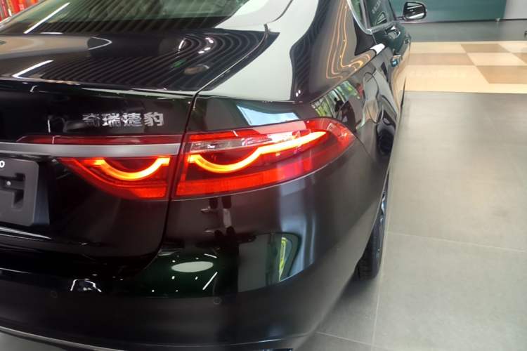 Used Jaguar XFL 2025 Model—2.0T P250, Two-Wheel Drive, Premium Luxury Edition Right Rear Taillight