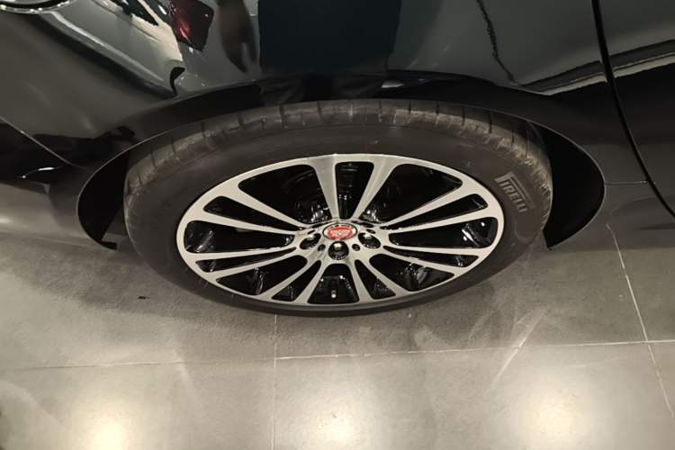 Used Jaguar XFL 2025 Model—2.0T P250, Two-Wheel Drive, Premium Luxury Edition Right Rear Wheel Hub