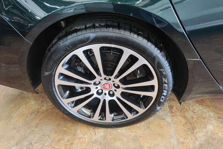 Used Jaguar XFL 2025 Model—2.0T P250, Two-Wheel Drive, Premium Luxury Edition Right Rear Wheel Hub
