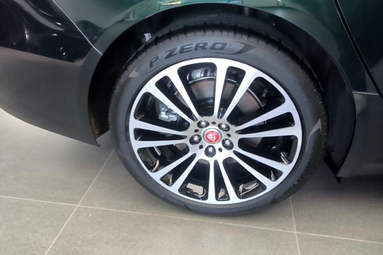 Used Jaguar XFL 2025 Model—2.0T P250, Two-Wheel Drive, Premium Luxury Edition Right Rear Wheel Hub