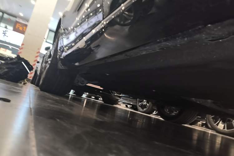 Used Jaguar XFL 2025 Model—2.0T P250, Two-Wheel Drive, Premium Luxury Edition Right Side Sill