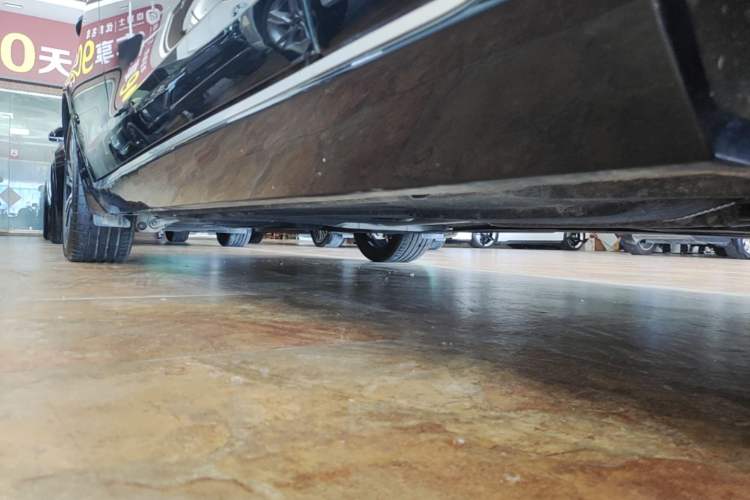 Used Jaguar XFL 2025 Model—2.0T P250, Two-Wheel Drive, Premium Luxury Edition Right Side Sill