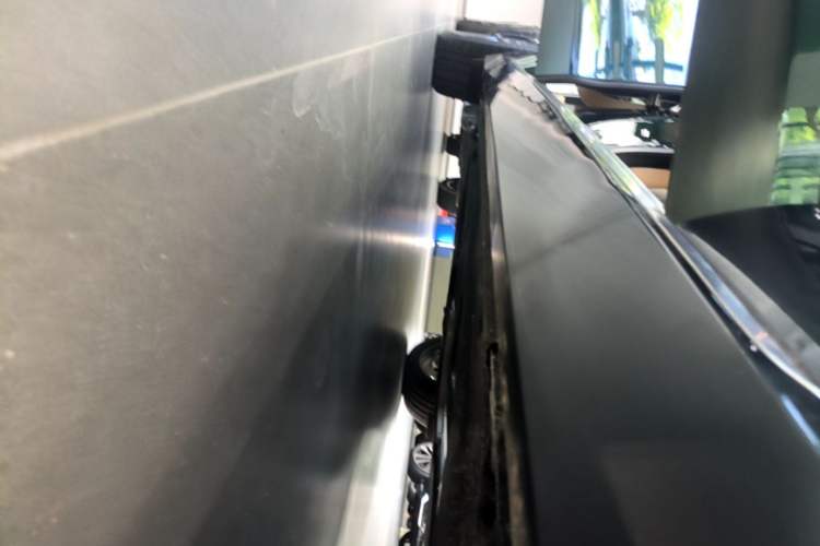 Used Jaguar XFL 2025 Model—2.0T P250, Two-Wheel Drive, Premium Luxury Edition Right Side Sill