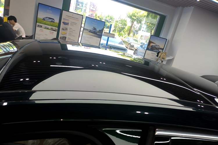Used Jaguar XFL 2025 Model—2.0T P250, Two-Wheel Drive, Premium Luxury Edition Roof