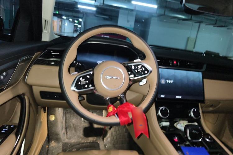Used Jaguar XFL 2025 Model—2.0T P250, Two-Wheel Drive, Premium Luxury Edition Steering Wheel