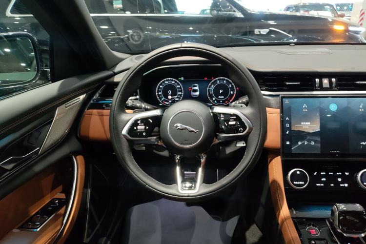 Used Jaguar XFL 2025 Model—2.0T P300, Four-Wheel Drive, 90th Anniversary Collector’s Edition Steering Wheel