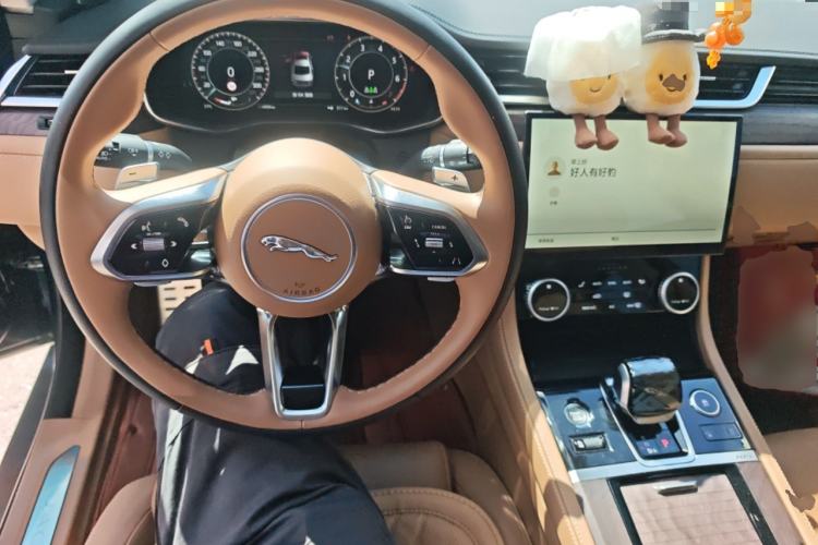 Used Jaguar XFL 2025 Model—2.0T P250, Two-Wheel Drive, Premium Luxury Edition Steering Wheel