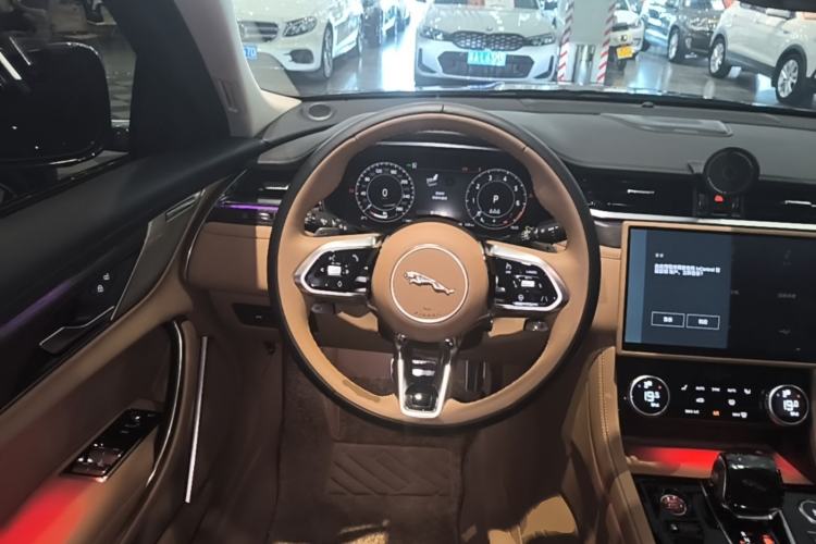 Used Jaguar XFL 2025 Model—2.0T P250, Two-Wheel Drive, Premium Luxury Edition Steering Wheel