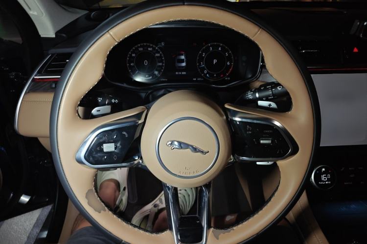 Used Jaguar XFL 2025 Model—2.0T P250, Two-Wheel Drive, Premium Luxury Edition Steering Wheel