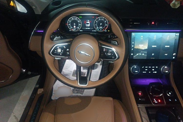 Used Jaguar XFL 2025 Model—2.0T P250, Two-Wheel Drive, Premium Luxury Edition Steering Wheel