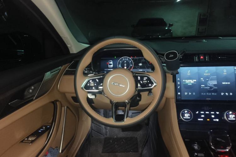 Used Jaguar XFL 2025 Model—2.0T P250, Two-Wheel Drive, Premium Luxury Edition Steering Wheel