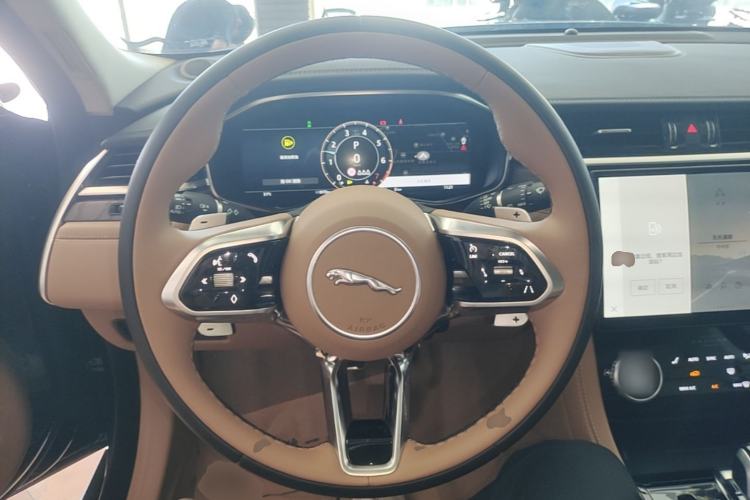 Used Jaguar XFL 2025 Model—2.0T P250, Two-Wheel Drive, Premium Luxury Edition Steering Wheel