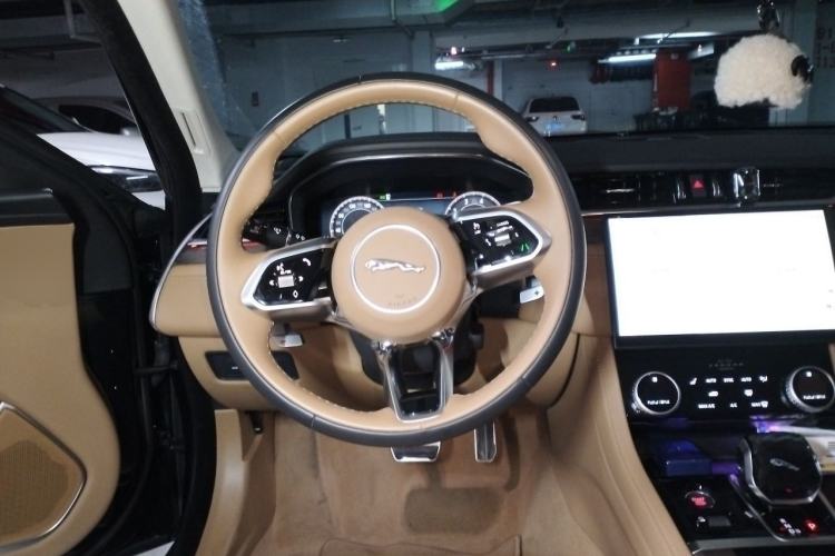 Used Jaguar XFL 2025 Model—2.0T P250, Two-Wheel Drive, Premium Luxury Edition Steering Wheel