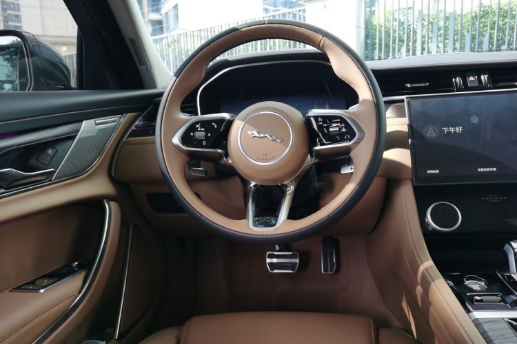 Used Jaguar XFL 2025 Model—2.0T P250, Two-Wheel Drive, Premium Luxury Edition Steering Wheel