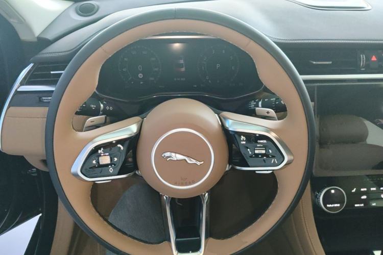 Used Jaguar XFL 2025 Model—2.0T P250, Two-Wheel Drive, Premium Luxury Edition Steering Wheel